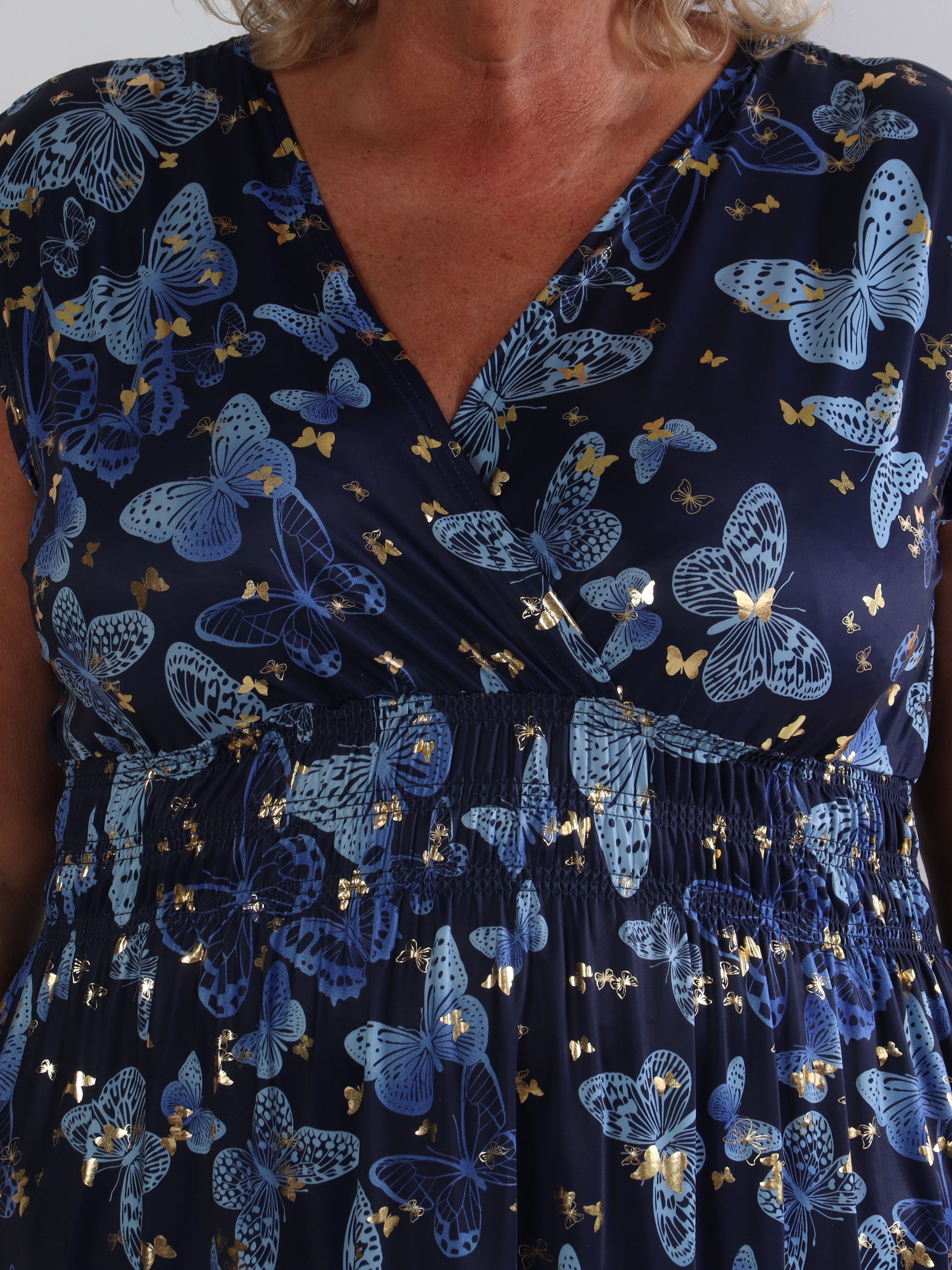 Pams Butterfly Sleeveless Short - Plus size kjole med sommerfugleprint og smock i livet